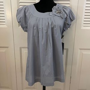 Kristin Davis slate gray top.